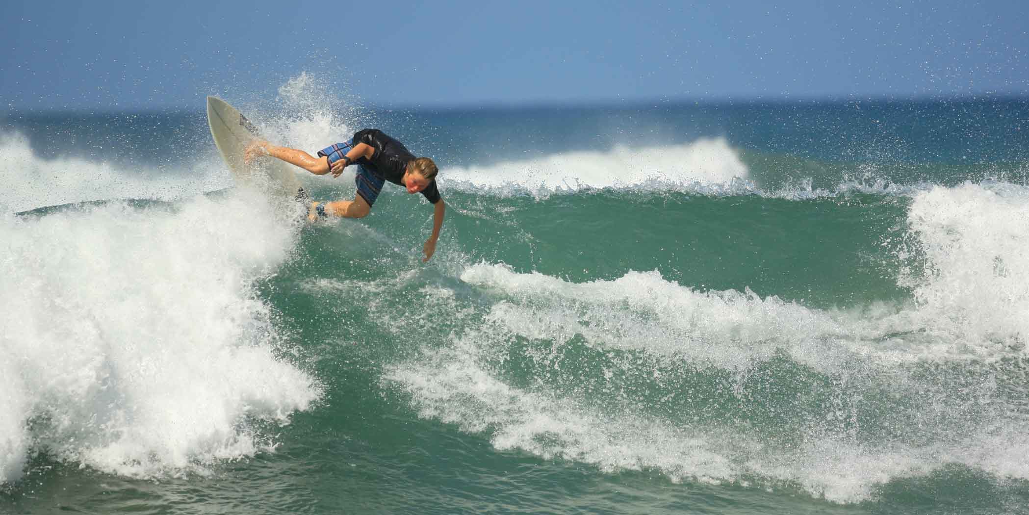 Tamarindo surfing