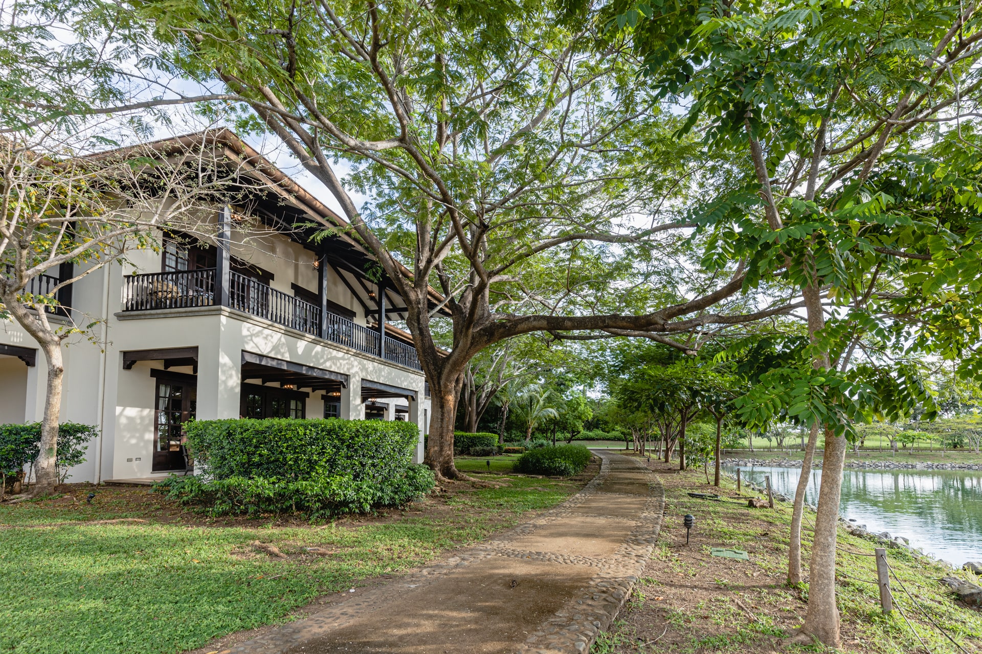 Villa Almendros lakefront Hacienda Pinilla-min